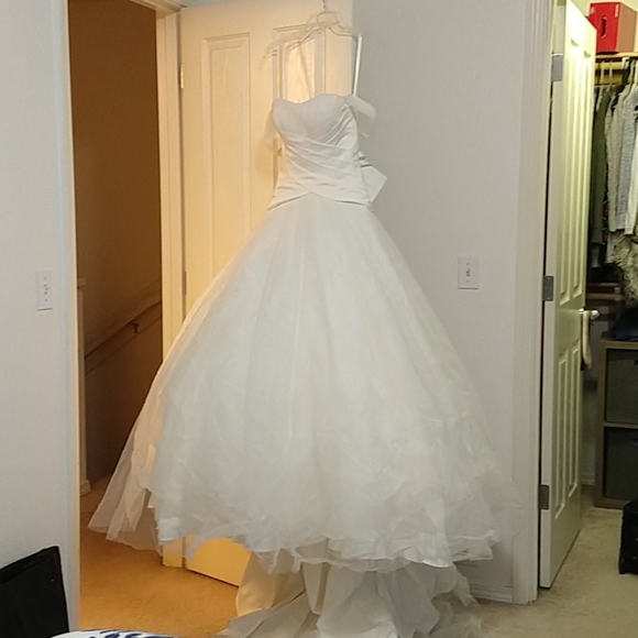 Wedding dress - Picture 1 of 4